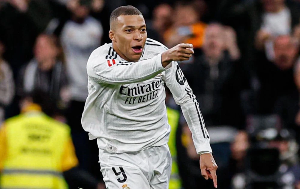 तनावपूर्ण खेलपछि एम्बाप्पेले पराग्वेका गोलकिपरसँग हात नमिलाएपछि बलले हाने !