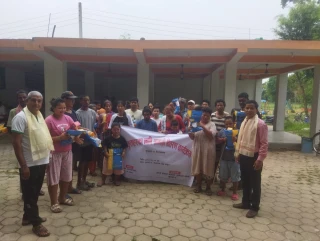 सुनवलमा झुल र टर्चलाइट वितरण