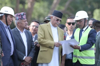 प्रधानमन्त्री ओलीद्वारा निर्माणाधीन टियु क्रिकेट मैदानको अवलोकन