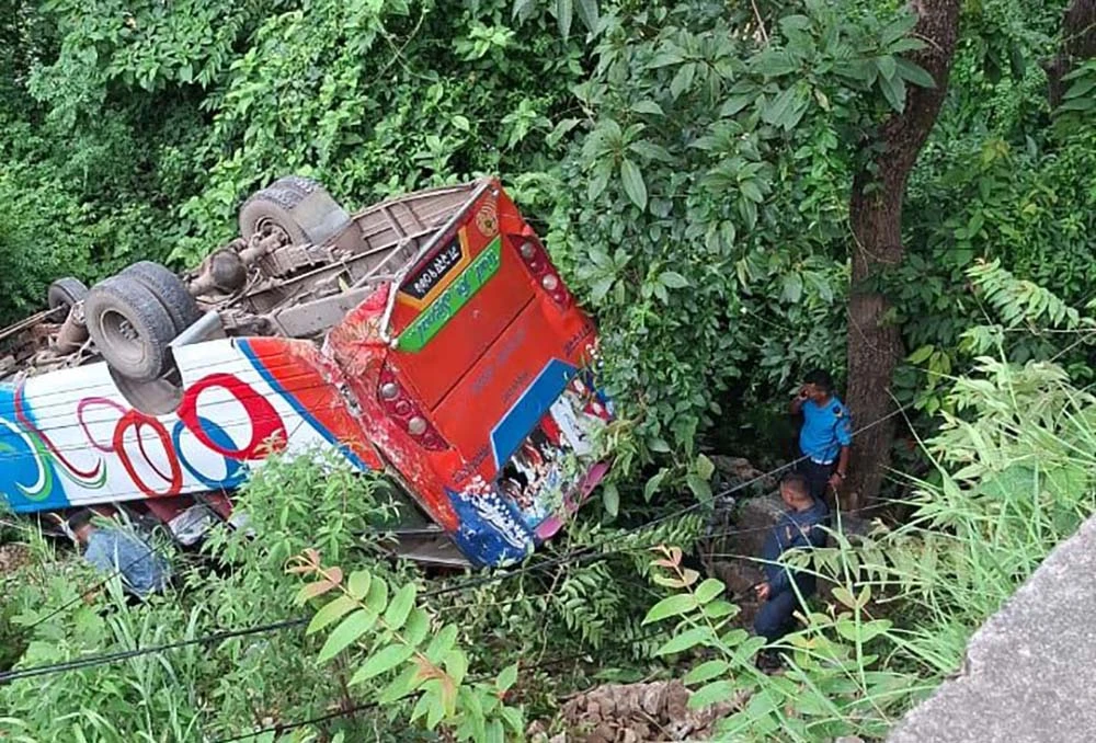 मुग्लिन-पोखरा सडकको ऐना पहरामा यात्रुबाहक बस दुर्घटना