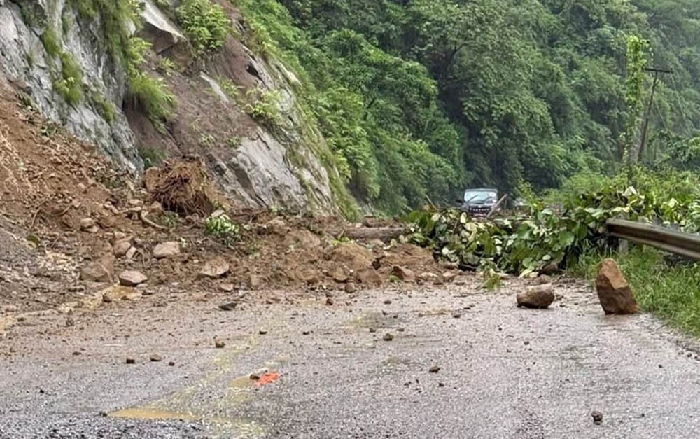 सिद्धबाबा क्षेत्रमा ढुंगा खस्दा कारमा क्षति, दुई जना घाइते
