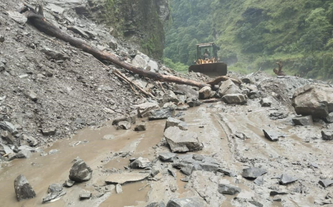 मुस्ताङको घोप्टेभिरमा पहिरो खस्दा बेनि-जोमसोम सडक अवरुद्ध