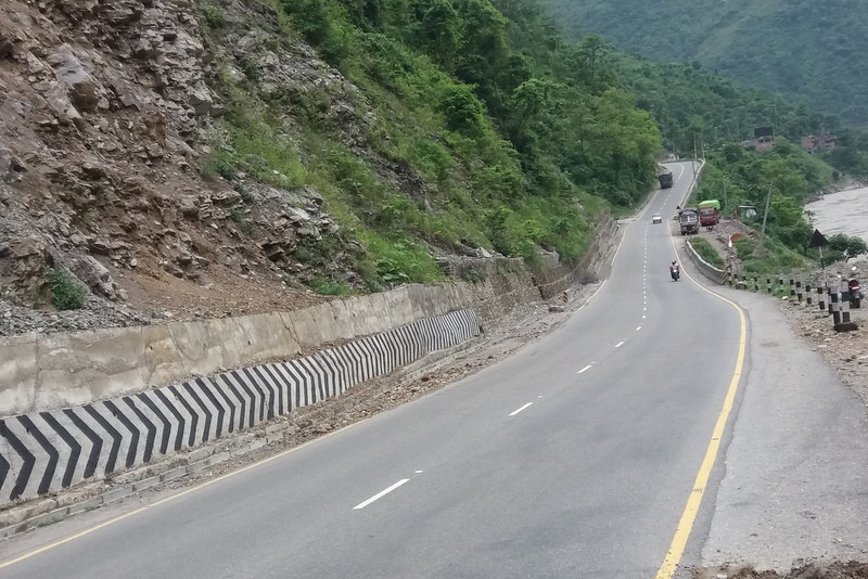 पहिरो जाँदा अवरुद्ध मुग्लिन नारायणगढ सडक सुचारु