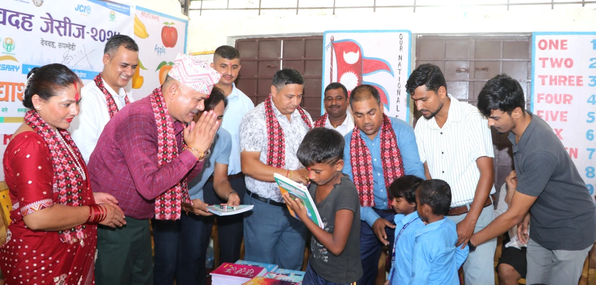 १०औं स्थापना दिवसमा देवदह जेसीजद्धारा शैशिक्षक सामग्री वितरण