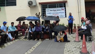 शिक्षक महासंघको आन्दोलन : एमाले पार्टी कार्यालयमा धर्ना