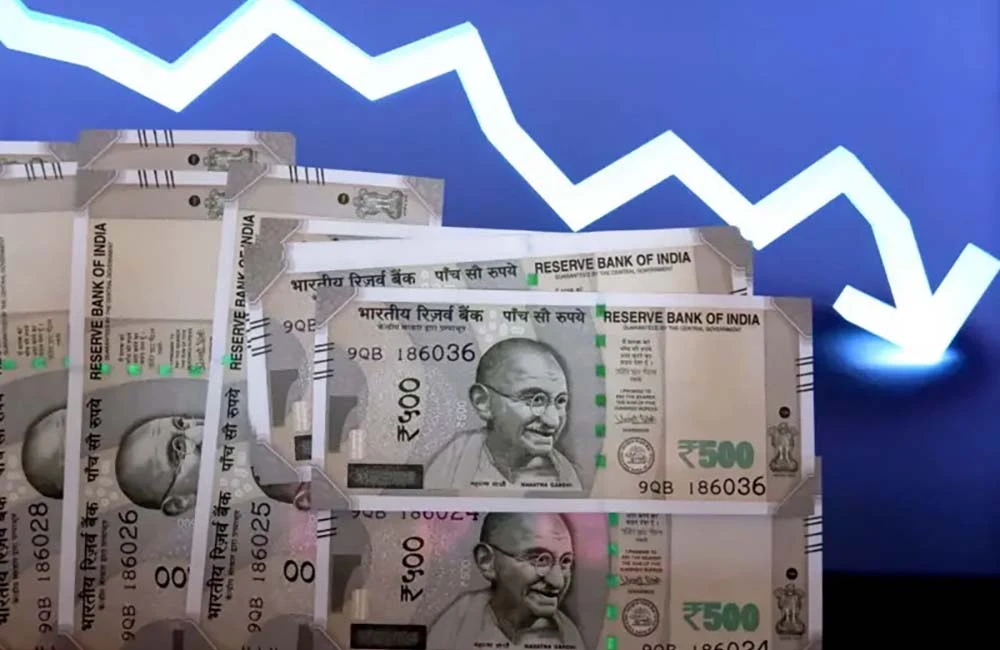 अमेरिकाले कर लगाएपछि भारतीय रुपैयाँमा कीर्तिमानी गिरावट