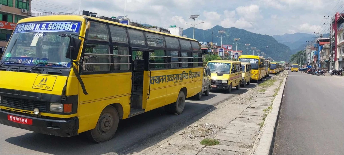 शिक्षा विधेयक सच्चाउन माग गर्दै स्कुल बस र्याली