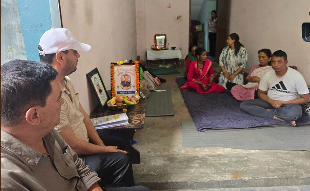 कांग्रेस नेता पौडेलले भेटे जेनजी आन्दोलनका शहीद धिरजका परिवार