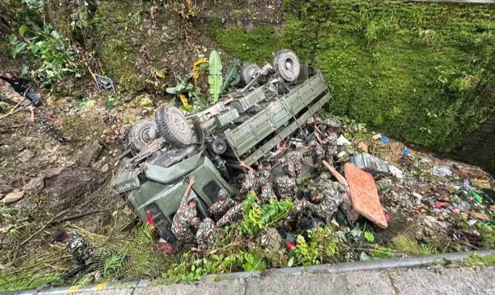 चुरियामाईमा नेपाली सेनाको ट्रक दुर्घटना, १६ सैनिक घाइते