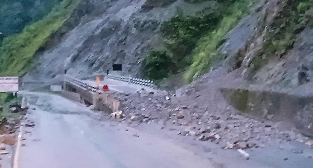 तुईन खोला नजिक पहिरो : मुग्लिन नारायणगढ सडक खण्ड अवरुद्ध