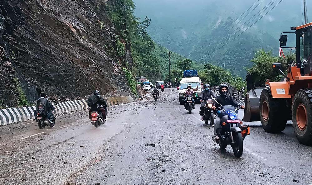 मुग्लिन नारायणगढ सडक खण्ड दुईतर्फी खुल्यो