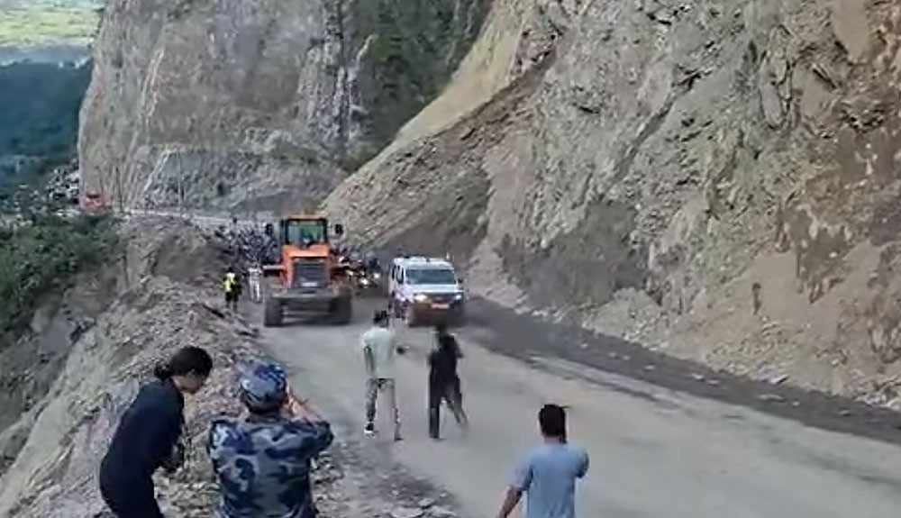 मुग्लिन नारायणगढ सडकमा ट्रकमा ढुंगा खस्दा दुई जना घाइते