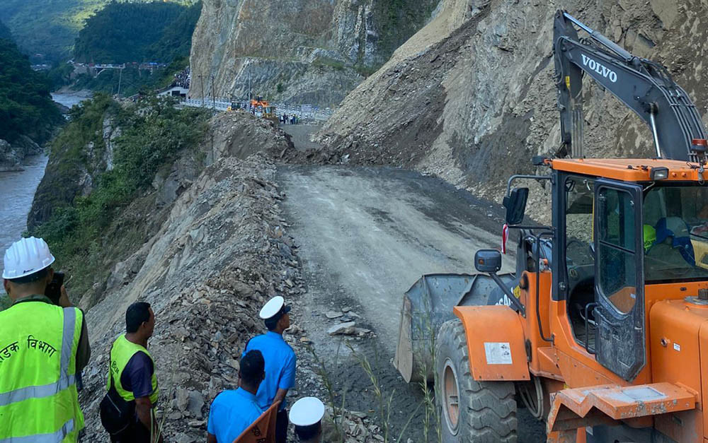 मुग्लिन नारायणगढ सडकमा ट्रकमा ढुंगा खस्दा दुई जना घाइते