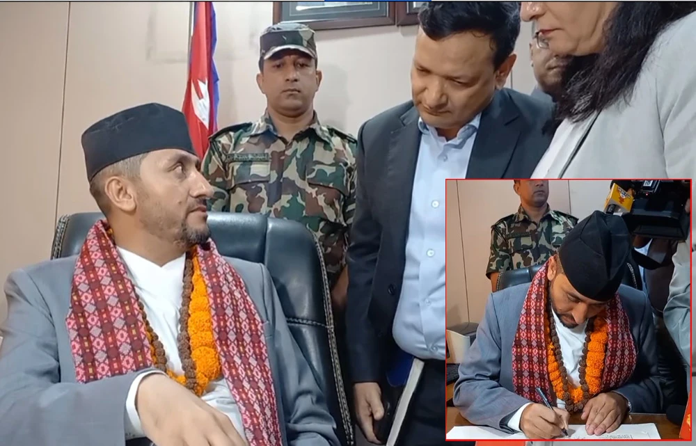 सञ्चारमन्त्री खरेलको पदभार ग्रहण : पहिलो निर्णय १० शहरका सार्बजनिक स्थानमा नि: शुल्क इन्टरनेट