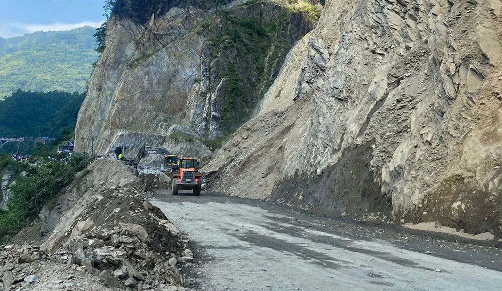 मुग्लिन नारायणगढ सडकमा ट्रकमा ढुंगा खस्दा दुई जना घाइते