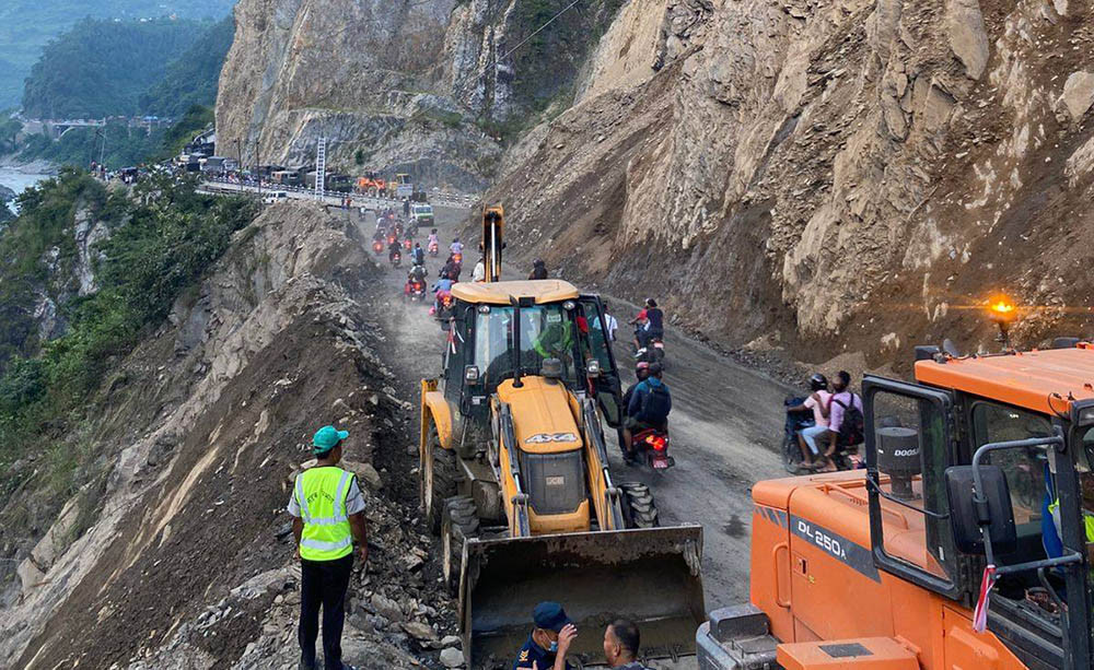 मुग्लिन नारायणगढ सडकमा ट्रकमा ढुंगा खस्दा दुई जना घाइते