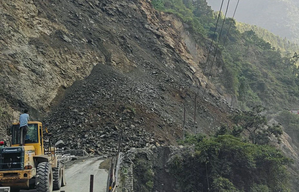 नारायणगढ–मुग्लिङ सडक अनिश्चितकालका लागि बन्द, वैकल्पिक सडक प्रयोग गर्न प्रशासनको आग्रह