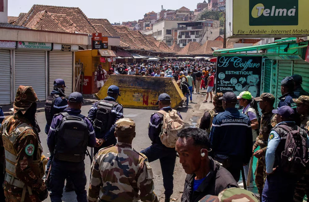 मेडागास्करमा जेनजी आन्दोलन : सरकार विघटन
