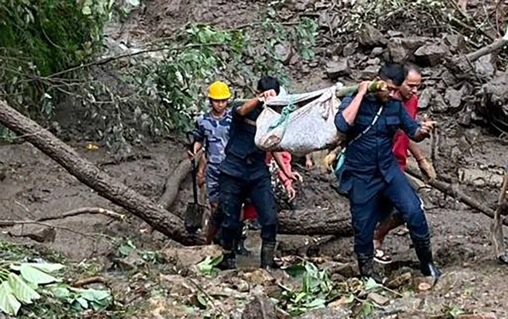 इलाममा पहिरोमा ज्यान गुमाउने ३७ जनाको पहिचान खुल्यो