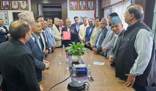 चेम्बरको निजी क्षेत्र र लगानीकर्ताको मनोबल उकास्न अर्थमन्त्री खनाललाई ध्यानाकर्षण