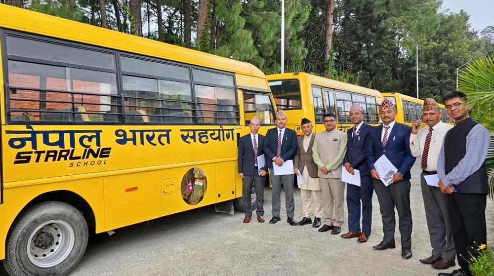 भारतले दियो नेपालका ४८ जिल्लाका शैक्षिक संस्थालाई ८१ स्कुल बस