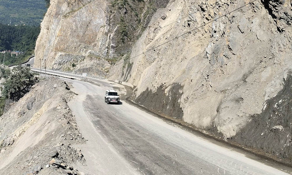 मुग्लिन नारायणगढ सडकमा ट्रकमा ढुंगा खस्दा दुई जना घाइते