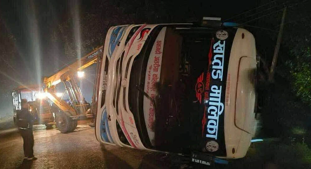कपिलवस्तुमा यात्रुवाहक बस दुर्घटना : पैदलयात्रुको मृत्यु, पाँच जना घाइते