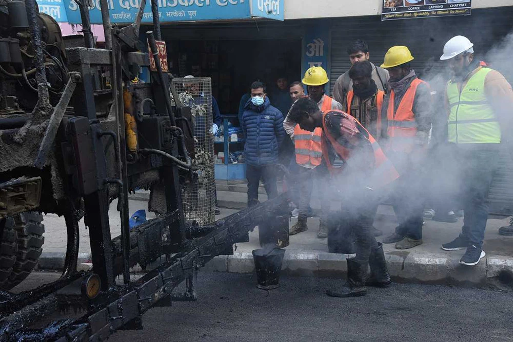 काठमाडौँ महानगरमा धुलोरहित सडक कार्यक्रमअन्तर्गत करिब ८ किलोमिटर सडकमा काम हुँदै