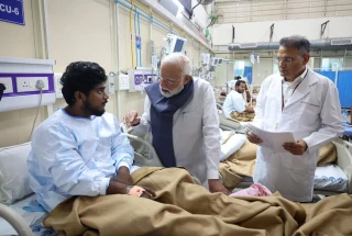 बिस्फोटका घाइतेलाई अस्पतालमा भेटेर मोदीले भने : दोषीलाई छोड्दैनौं