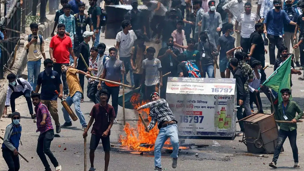 बंगलादेशमा हसिनाका समर्थक सडकमा : तनाव बढ्दै