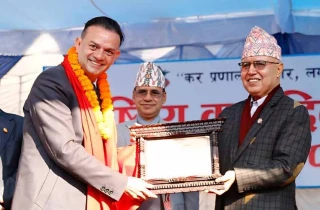 उत्कृष्ट करदातालाई सम्मान : बढी कर तिर्ने दुरसञ्चार प्राधिकरण र राजबहादुर शाह सम्मानित