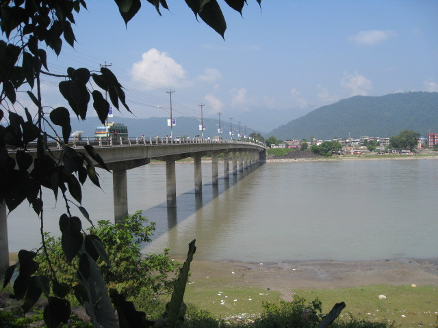 नारायणी पुलमा ठूला सवारी साधन रोकियो