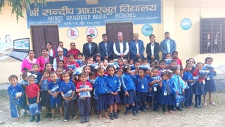 सन्दीप आधारभूतका विद्यार्थीलाई गरिमाको न्यानो कपडा