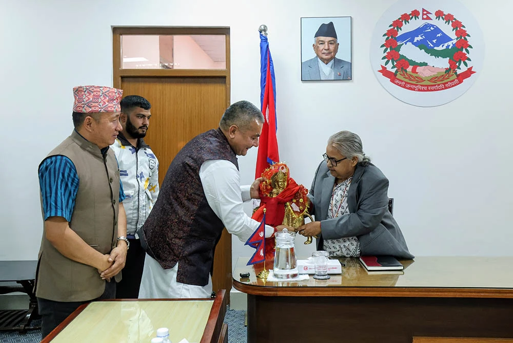 प्रधानमन्त्री कार्कीसँग दुर्गा प्रसाईँले भने- बाहिर भनेका कुरामा माफी माग्छु, दुर्गाको रुप धारण गरेर काम गर्नुस् !