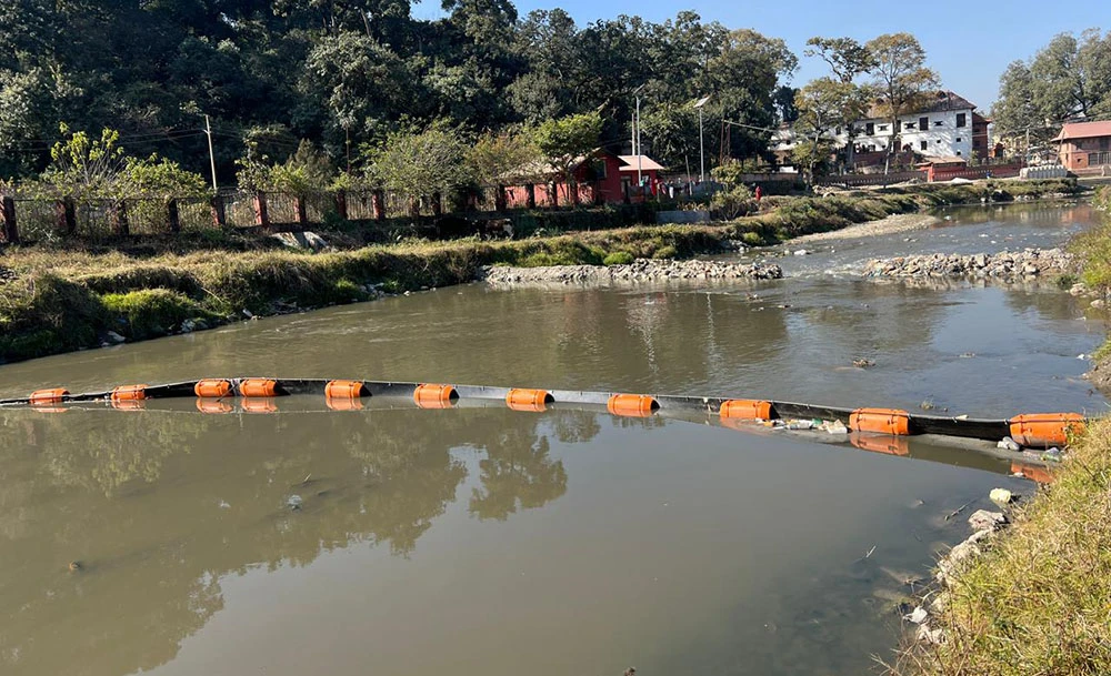 काठमाडौंका नदीहरूमा तैरिने फोहोर पदार्थहरू संकलन गर्न ट्रास बेरियर जडान