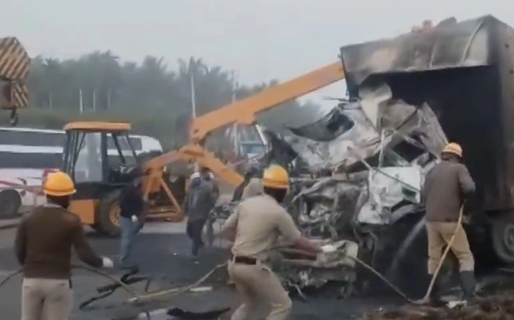 सुनसरीमा बस र माइक्रो ठोक्किँदा ३ को मृत्यु, १५ घाइते