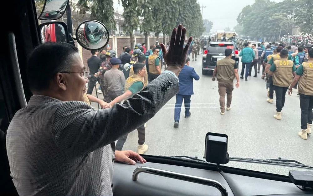१७ बर्षपछि बंगलादेश फर्किए पूर्व प्रधानमन्त्री खालिदा जियाका छोरा तारिक