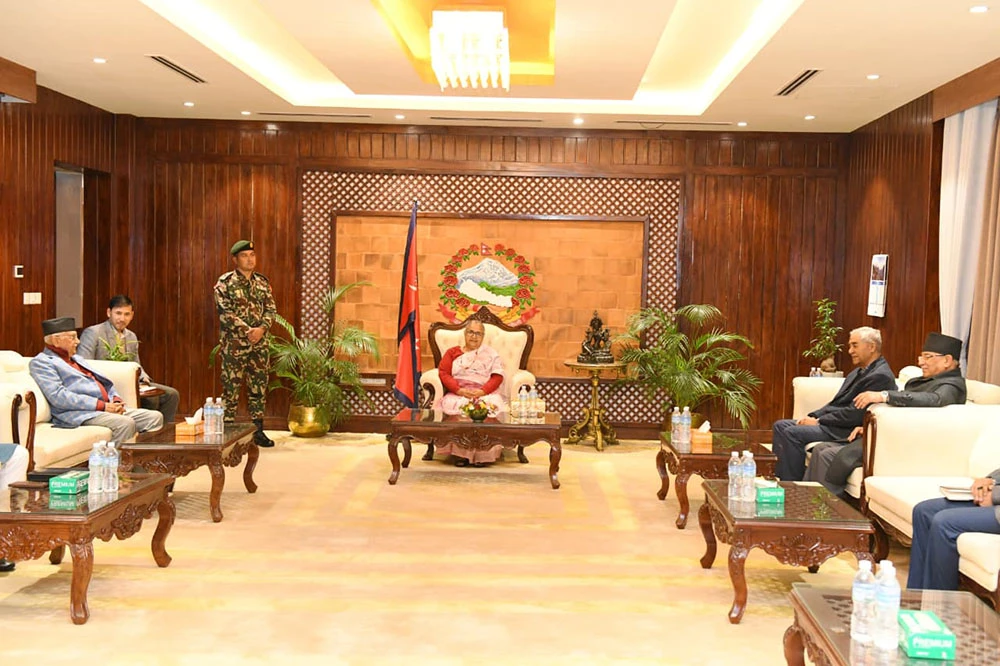 प्रधानमन्त्री कार्कीसँग देउवा, ओली र प्रचण्डको छलफल शुरु