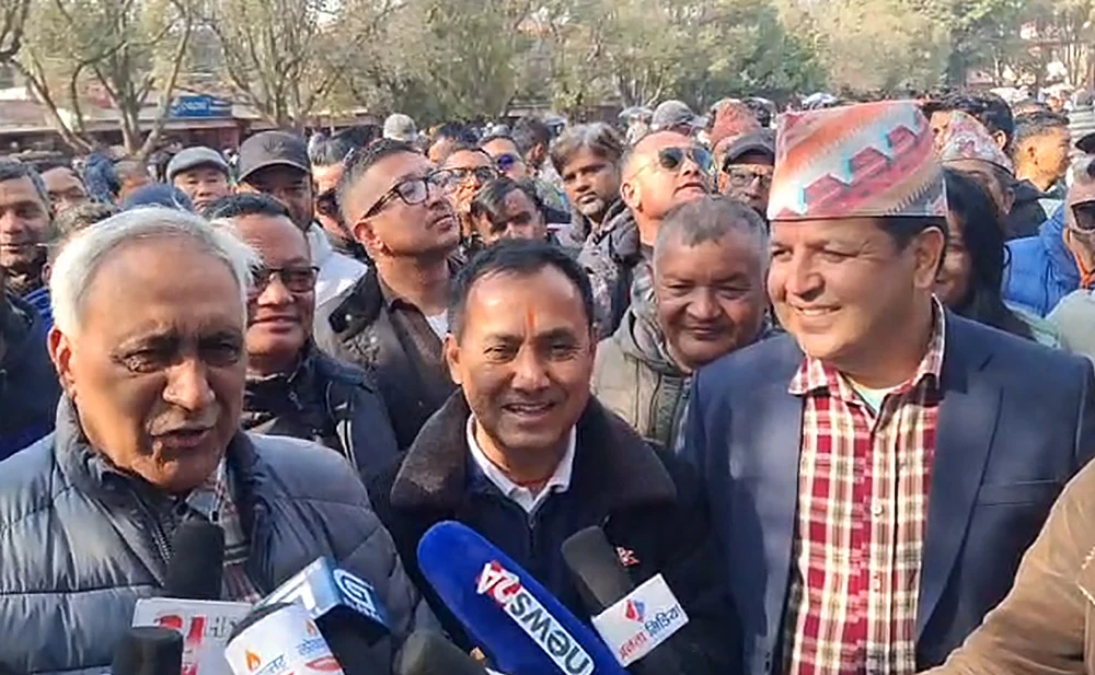 चन्द्र भण्डारी र डा. सुनिल शर्मालाई लिएर विशेष महाधिवेशन स्थल पुगे महामन्त्री शर्मा