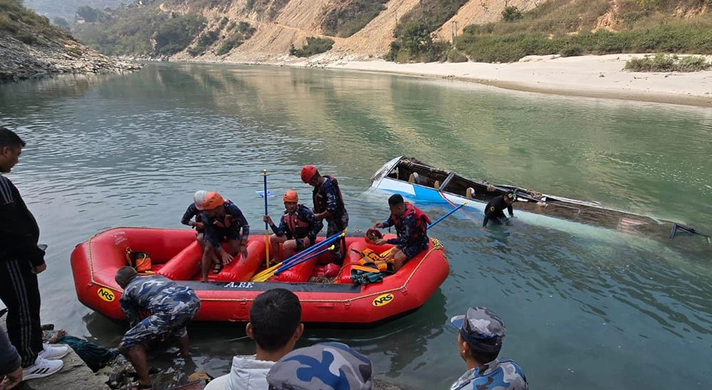 सप्तरीमा बस दुर्घटना, एकजनाको मृत्यु, ११ जना घाइते