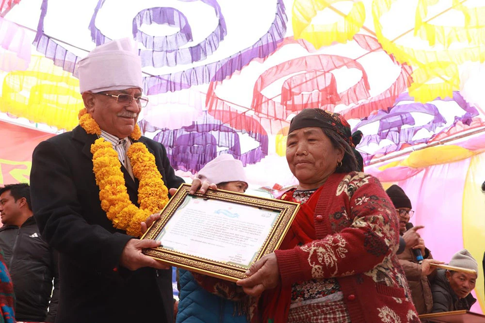 शहीद परिवारलाई नेकपाले गर्यो सम्मान