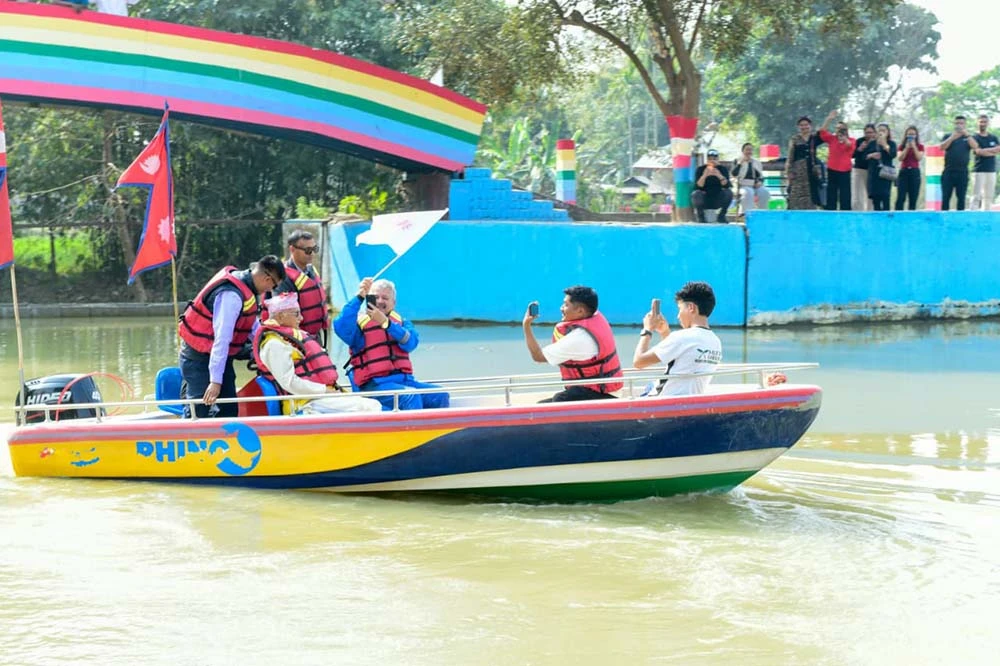 चुनाव प्रचारका अनेक शैली : मतदाता रिझाउन मोटरबोट चढ्दै ओली