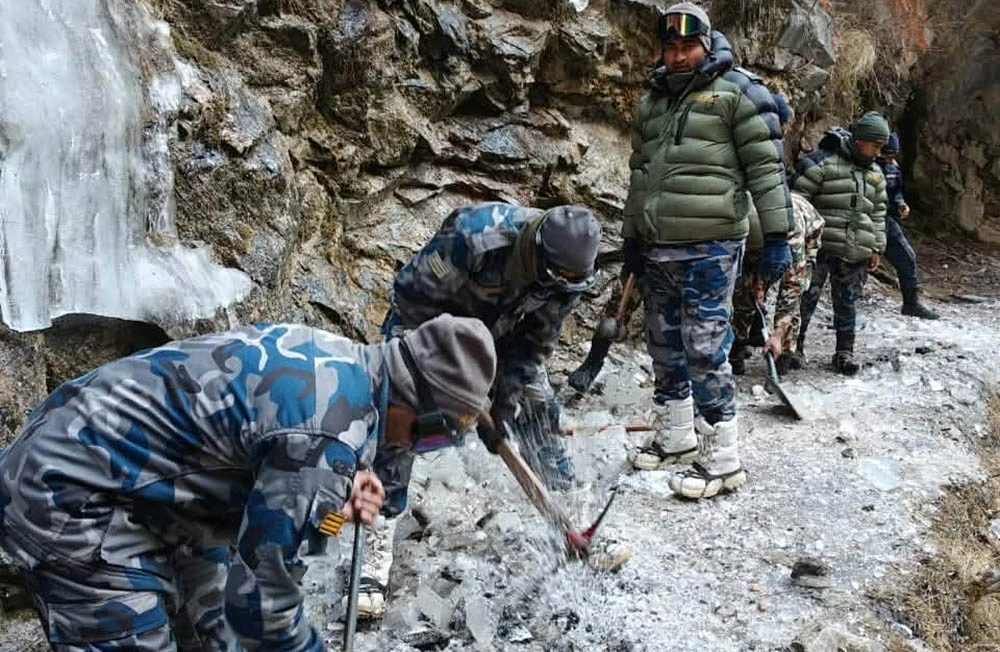 मनाङका सडक रातिमा बन्द