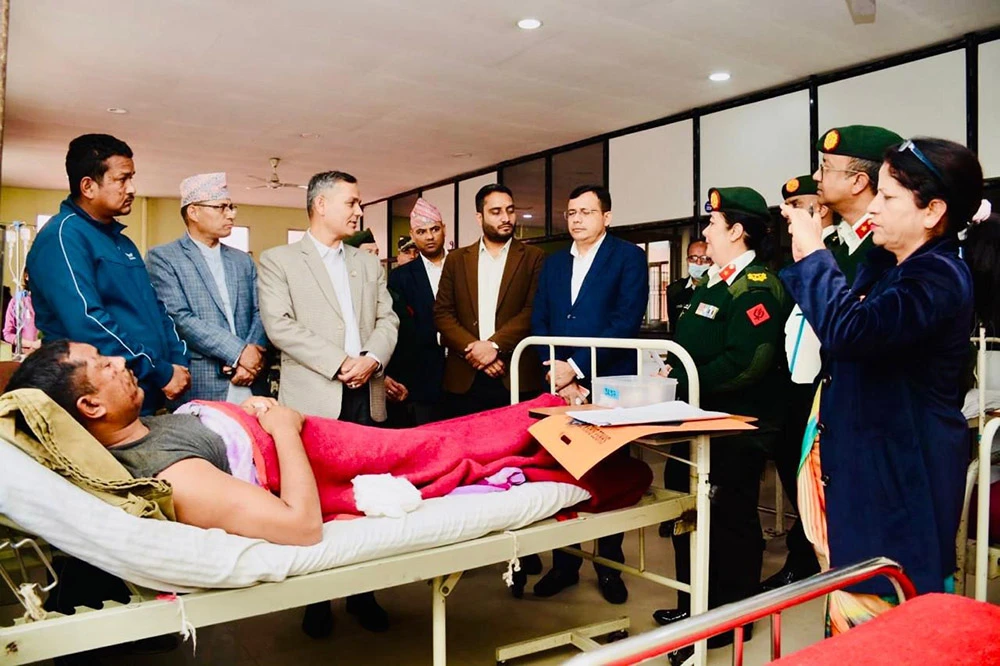 रामेछाप दुर्घटनाका घाइतेसँग गृहमन्त्री अर्यालको भेट : उपचारमा कमी नहुने प्रतिबद्धता