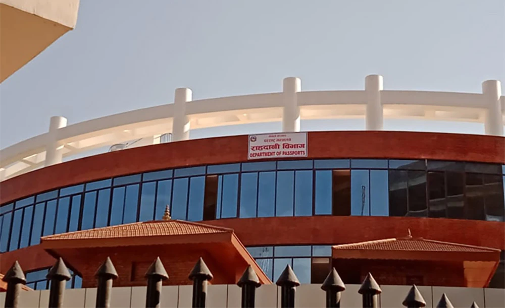 ओली र लेखकसहितको राहदानी रोक्काको रिटमा कारण देखाउ आदेश