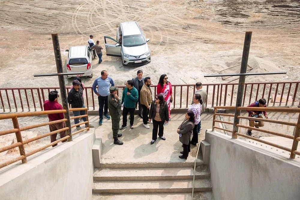 कार्यवाहक प्रमुख डंगोलको निर्माणाधीन सानो गौचरन स्टेडियमको अनुगमन, अपाङ्गतामैत्री बनाउन निर्देशन