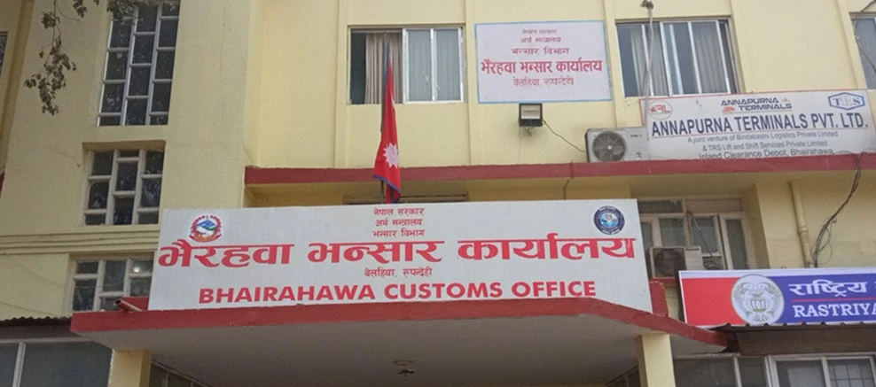 रुपन्देहीमा भन्सार छलेर नेपाल ल्याउँदै गरेको ३५ थान आईफोन र मोटरसाइकलसहित एक पक्राउ