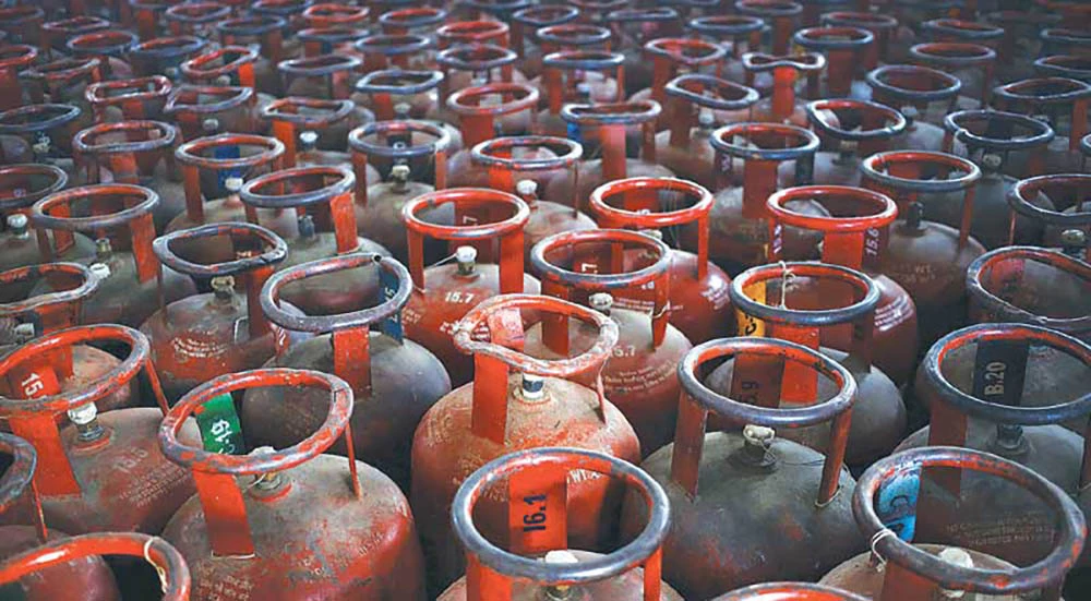 मध्यपूर्व तनावले तेल र ग्यासको मुल्य आकासियो : विश्व शेयर बजारमा गिरावट