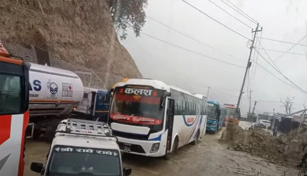 अत्याधिक चिप्लो भएपछि दाउन्ने सडक अवरुद्ध