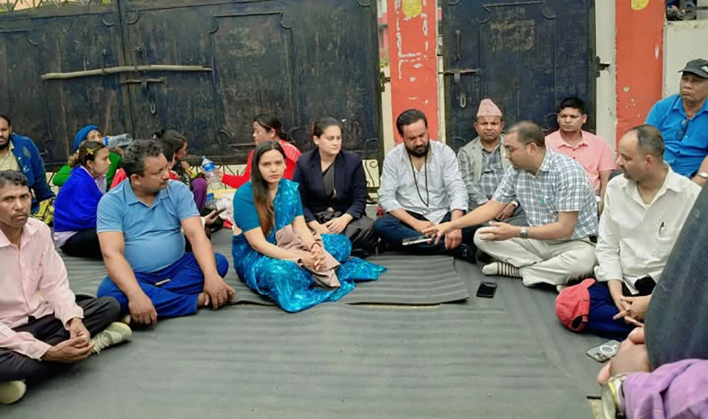 हिरासतमा श्रीकृष्णको शंकास्पद मृत्यु प्रकरण : रास्वपा सांसदहरु न्याय माग्दै धर्नामा